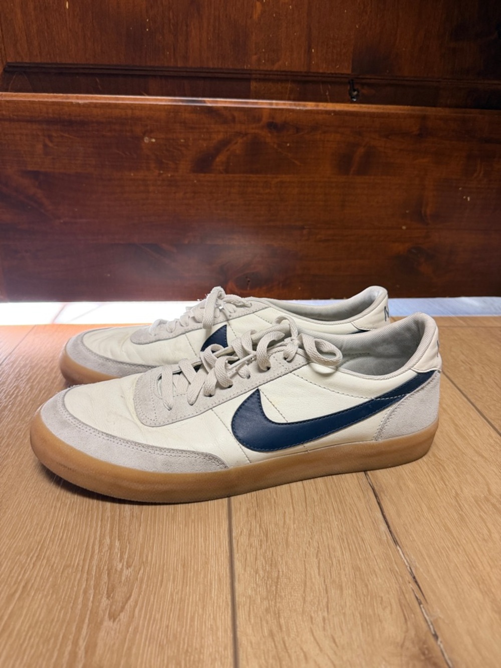 Men’s Nike Killshot 2Leather Low-Top Sneakers in Cream with Navy Swoosh